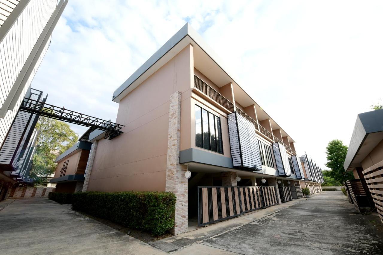 Sriracha Hotel And Spa Ban Huai Yai Phrom Екстериор снимка